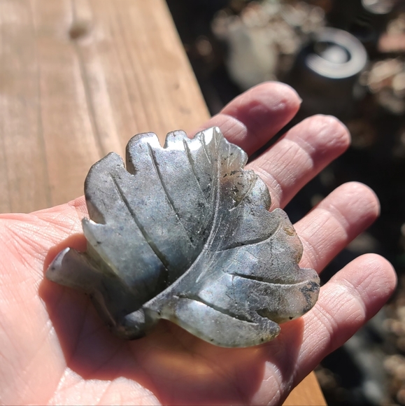 Laboradite handcarved crystal leaf 🍃 - Picture 5 of 8